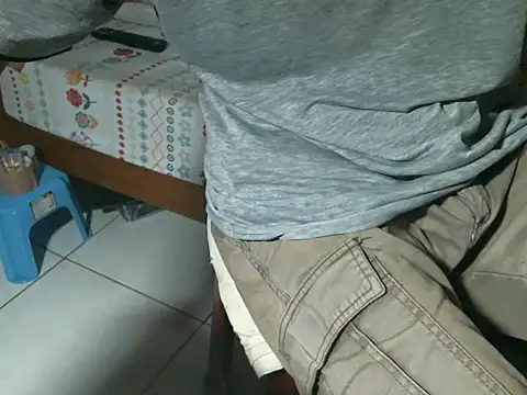 Snapshot of triangle0623 chatting on 10/25/25, 09:39 triangle0623 online show from 10/25/25, 09:39