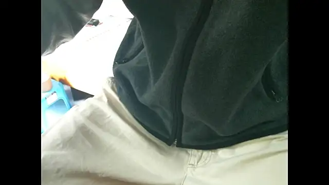 Snapshot of triangle0623 chatting on 12/16/25, 03:44 triangle0623 online show from 12/16/25, 03:44