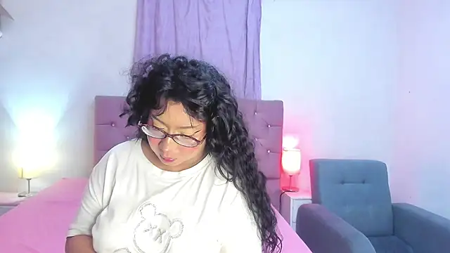 Snapshot of Latinabombsheell chatting on 06/12/26, 06:40 Latinabombsheell online show from 06/12/26, 06:40