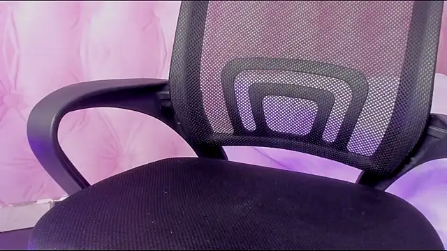 Snapshot of Hilary-banks chatting on 02/07/25, 06:03 Hilary-banks online show from 02/07/25, 06:03