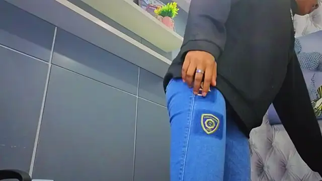 Snapshot of Hilary-banks chatting on 09/11/25, 04:34 Hilary-banks online show from 09/11/25, 04:34