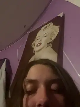 Snapshot of itzcheyduh chatting on 10/16/25, 03:07 itzcheyduh online show from 10/16/25, 03:07