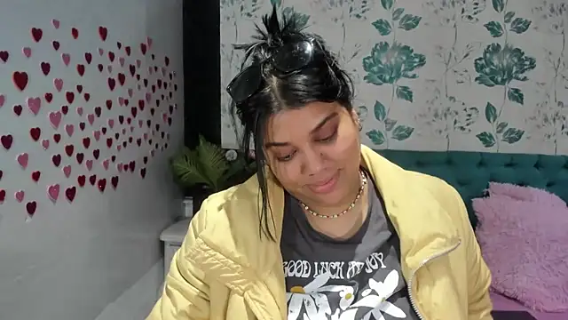 Snapshot of LindaBreeS chatting on 02/15/25, 04:45 LindaBreeS online show from 02/15/25, 04:45