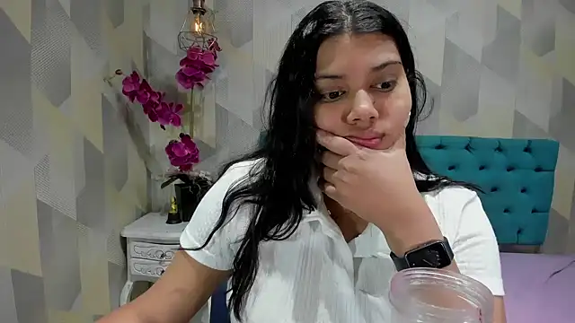 Snapshot of LindaBreeS chatting on 10/15/25, 02:39 LindaBreeS online show from 10/15/25, 02:39