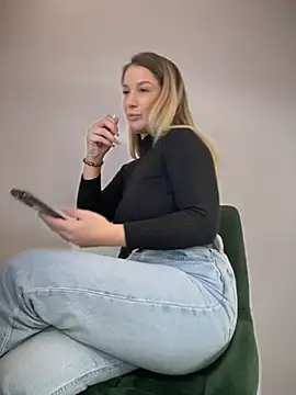 HotXMom online show from 01/27/25, 07:35