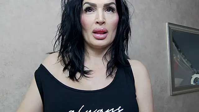 Snapshot of NicolleReyn chatting on 02/11/25, 08:10 NicolleReyn online show from 02/11/25, 08:10