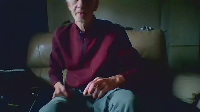 Snapshot of brenzs chatting on 11/28/25, 01:14 brenzs online show from 11/28/25, 01:14