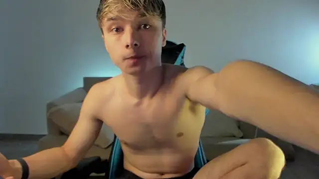 Snapshot of marcusmit chatting on 01/07/25, 06:45 marcusmit online show from 01/07/25, 06:45