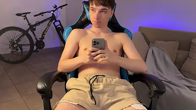 Snapshot of marcusmit chatting on 10/12/25, 03:44 marcusmit online show from 10/12/25, 03:44