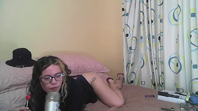 Snapshot of frikigyal chatting on 02/18/25, 02:38 frikigyal online show from 02/18/25, 02:38