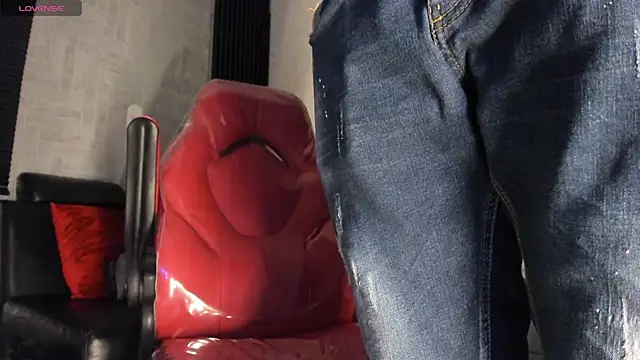 Snapshot of Lil_Curved chatting on 10/19/25, 11:44 Lil Curved online show from 10/19/25, 11:44