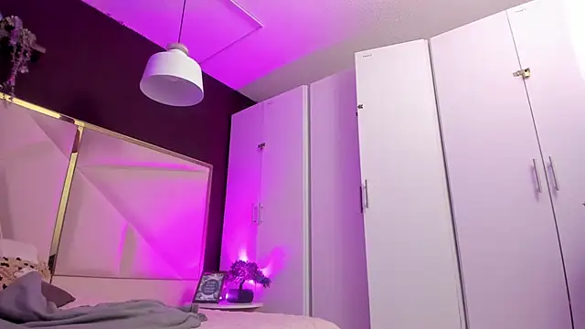 April bowie online show from 09/30/25, 12:21