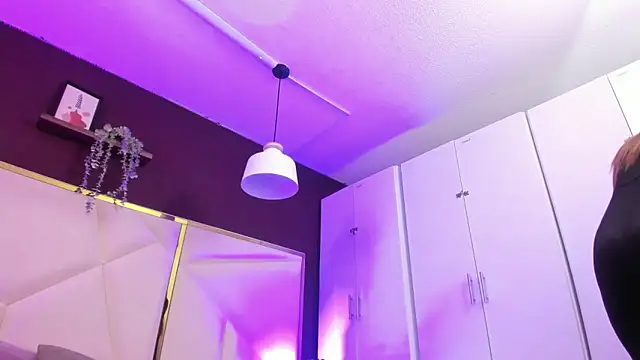 April bowie online show from 10/22/25, 11:10