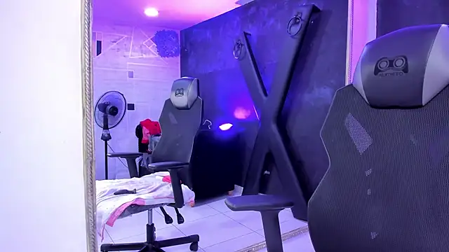 Snapshot of DarlingBDSM_ chatting on 02/12/26, 01:39 DarlingBDSM online show from 02/12/26, 01:39