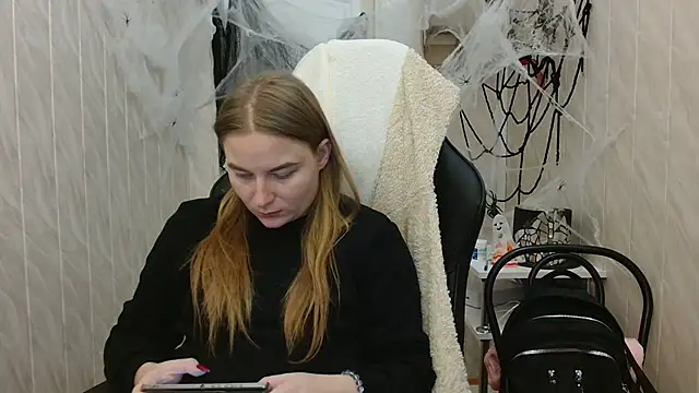 ElenaMaeer online show from 10/28/25, 11:36