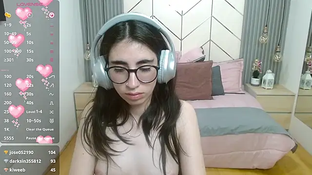 Snapshot of LenaRoses chatting on 12/19/24, 02:01 LenaRoses online show from 12/19/24, 02:01