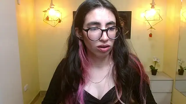 Snapshot of LenaRoses chatting on 03/22/25, 07:31 LenaRoses online show from 03/22/25, 07:31