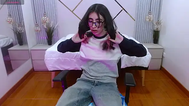 Snapshot of LenaRoses chatting on 10/07/25, 08:06 LenaRoses online show from 10/07/25, 08:06