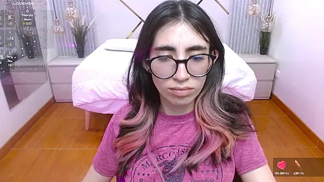 Snapshot of LenaRoses chatting on 10/08/25, 08:06 LenaRoses online show from 10/08/25, 08:06