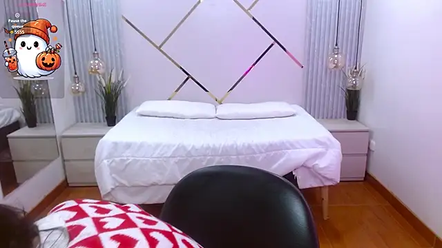 Snapshot of LenaRoses chatting on 10/17/25, 07:49 LenaRoses online show from 10/17/25, 07:49