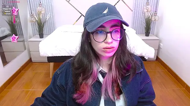 Snapshot of LenaRoses chatting on 11/08/25, 01:22 LenaRoses online show from 11/08/25, 01:22