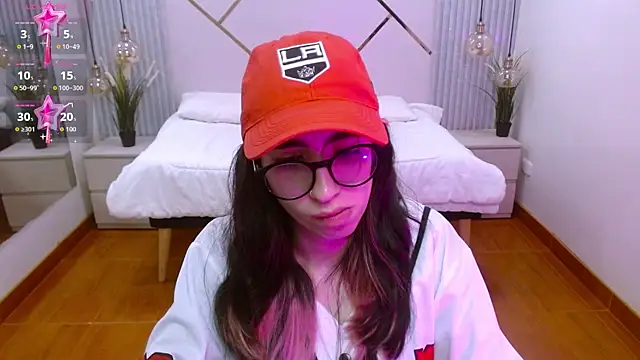 Snapshot of LenaRoses chatting on 11/15/25, 01:18 LenaRoses online show from 11/15/25, 01:18