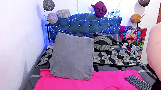 Snapshot of goldenbubble__ chatting on 03/11/25, 12:33 goldenbubble online show from 03/11/25, 12:33