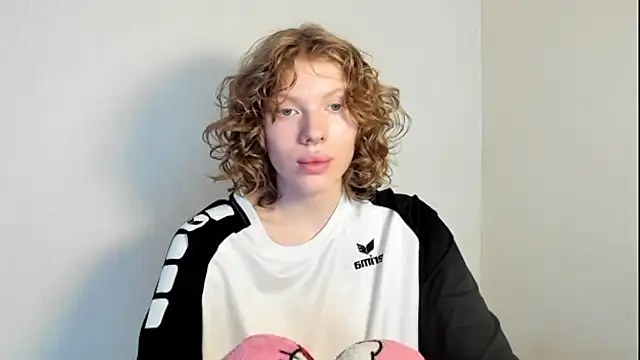 Snapshot of StellaDavis chatting on 11/04/25, 08:13 StellaDavis online show from 11/04/25, 08:13