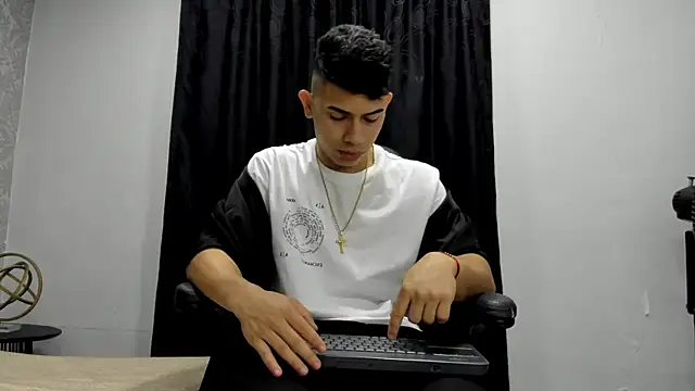 andrew rose  online show from 01/15/25, 02:24