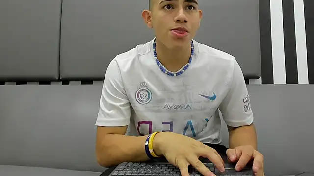 andrew rose  online show from 02/05/25, 07:53