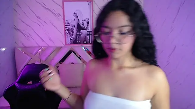 Snapshot of victoria_castillo_b chatting on 03/21/25, 02:50 victoria castillo b online show from 03/21/25, 02:50