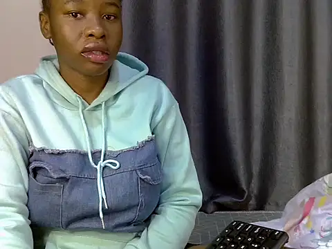 Snapshot of Novah_ chatting on 07/07/26, 04:44 Novah online show from 07/07/26, 04:44