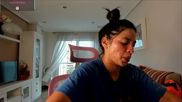 Snapshot of bella_apont chatting on 09/21/25, 03:57 bella apont online show from 09/21/25, 03:57