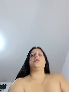 Snapshot of whitegirl0122 chatting on 11/13/25, 07:35 whitegirl0122 online show from 11/13/25, 07:35