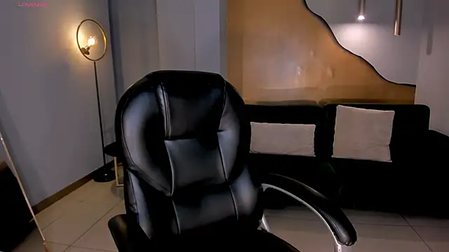 CharlotteCox  online show from 02/19/25, 12:00