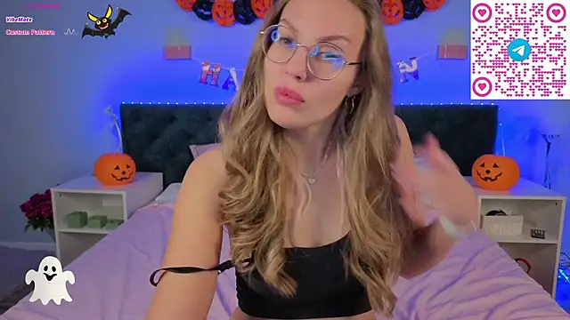 Kelly Hardy online show from 10/31/25, 01:17