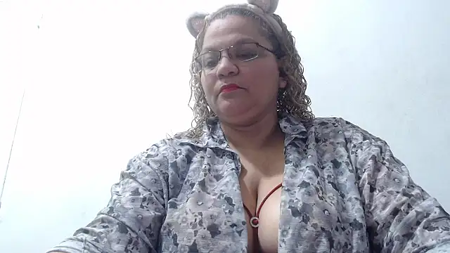 Snapshot of mademooms chatting on 11/26/25, 02:45 mademooms online show from 11/26/25, 02:45