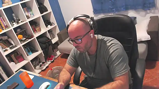 ravingr4d4 online show from 10/12/25, 07:57