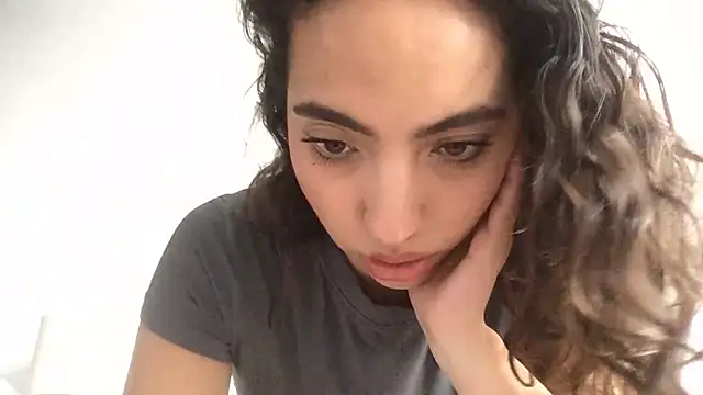 Sophi  a online show from 05/05/26, 09:01