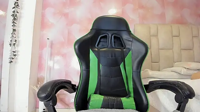 emily lean  online show from 11/26/25, 02:12