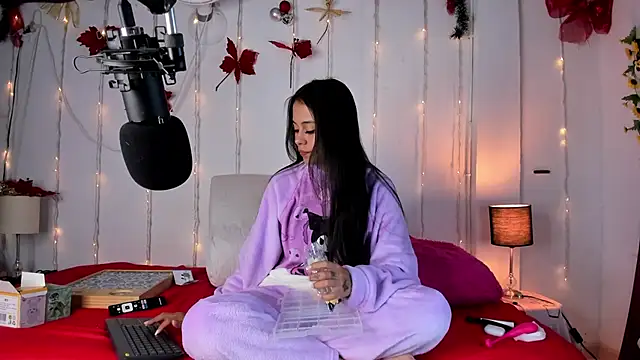 thamaral1 online show from 12/15/24, 12:17