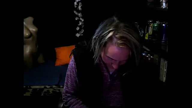 wLESLYMOSw online show from 10/15/25, 08:47