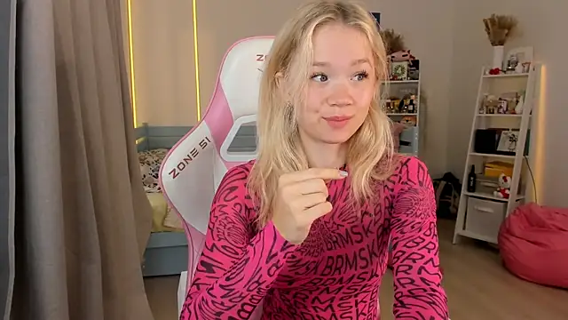 Lily Young online show from 10/08/25, 04:54