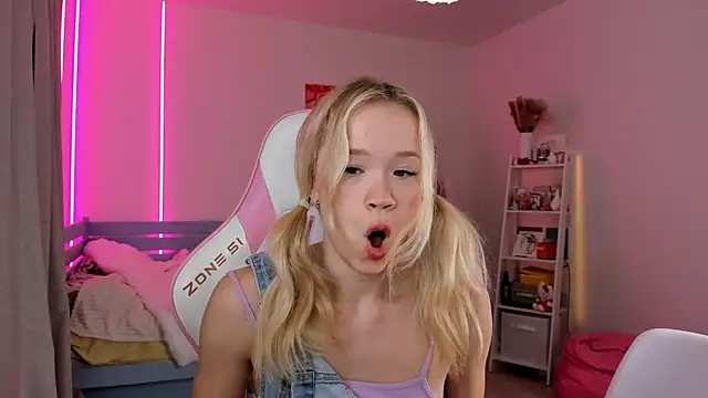 Lily Young online show from 10/17/25, 04:26