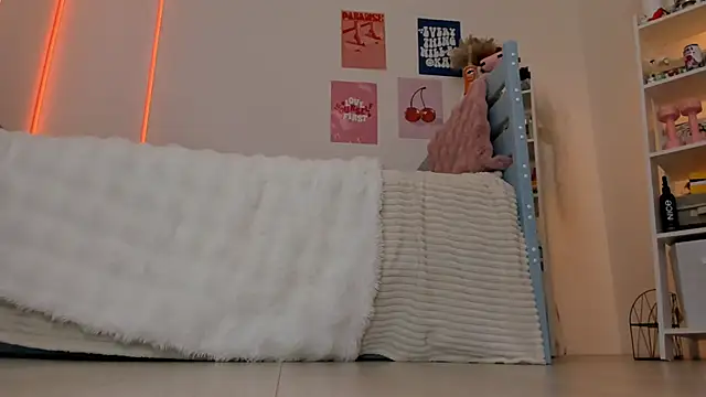 Lily Young online show from 10/20/25, 05:08