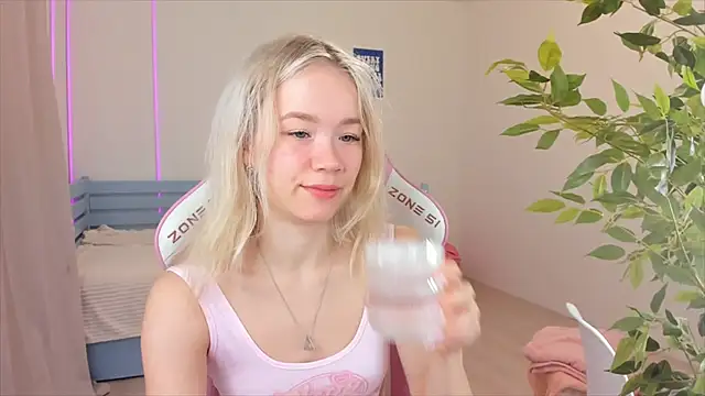 Lily Young online show from 12/05/25, 03:37