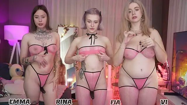 Snapshot of your_favoritegirls chatting on 09/15/25, 04:01 your favoritegirls online show from 09/15/25, 04:01