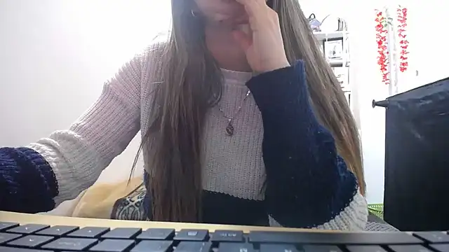 Luna girlhot  online show from 06/03/26, 06:46