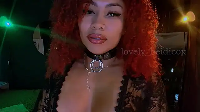 Snapshot of HeidiCox chatting on 11/23/25, 09:25 HeidiCox online show from 11/23/25, 09:25