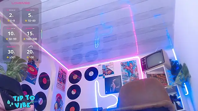 Snapshot of tamarafoxy_ chatting on 09/26/25, 01:04 tamarafoxy online show from 09/26/25, 01:04